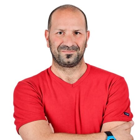 גיא בזק 1400 רקע לבן